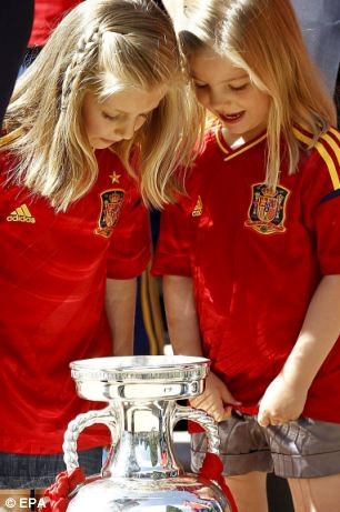 Hai công chúa nhỏ của Hoàng tử Felipe bên chiếc Cup EURO 2012